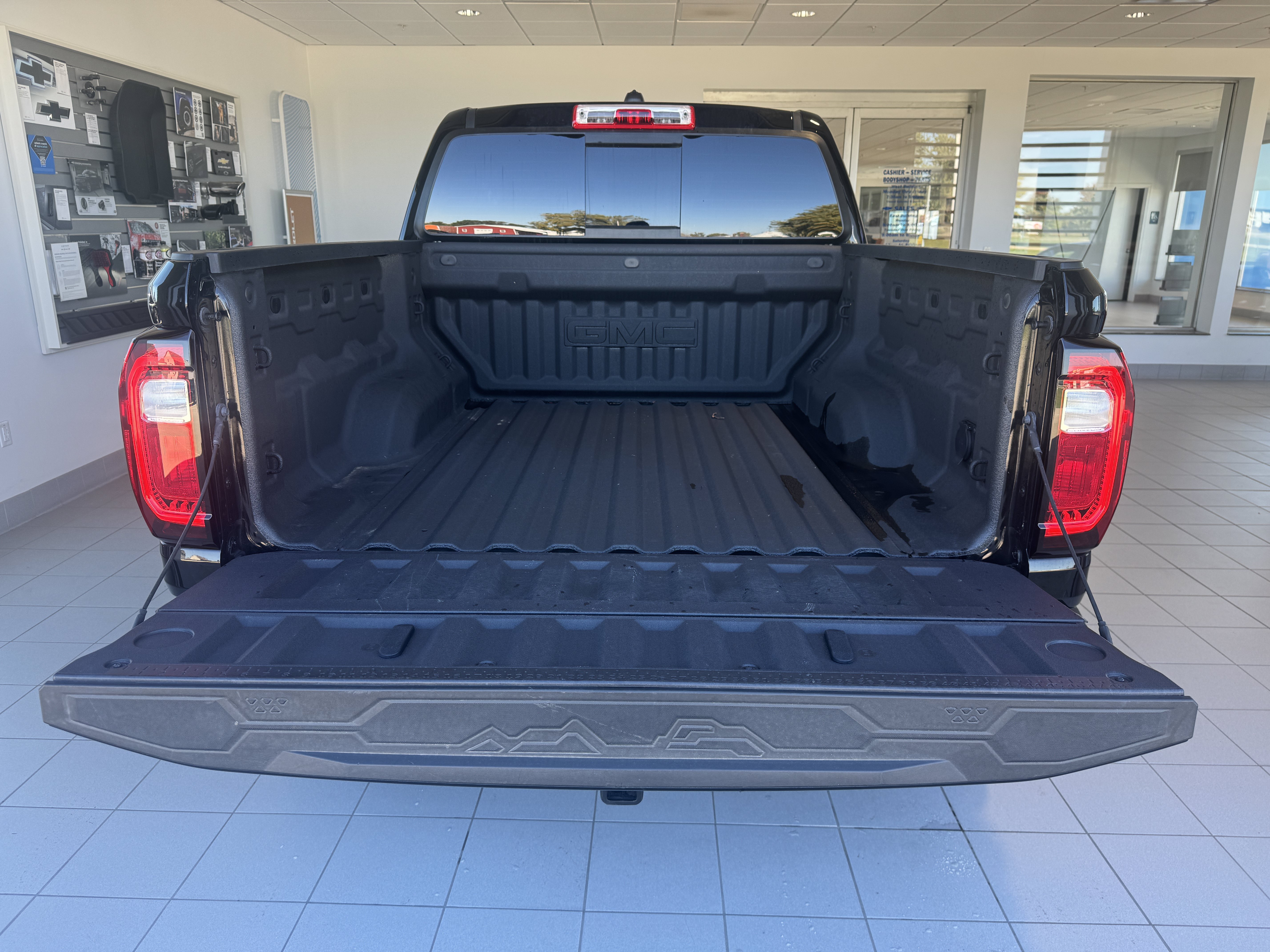Used 2025 GMC Canyon Denali w/ LPO, Denali Black Edition AWD/4WD image 9