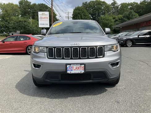 Used 2018 Jeep Grand Cherokee Laredo AWD/4WD image 2