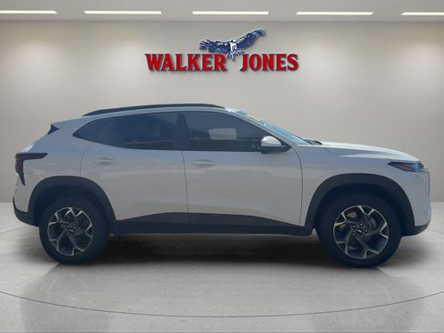 Used 2024 Chevrolet Trax LT w/ Driver Confidence Package FWD image 8