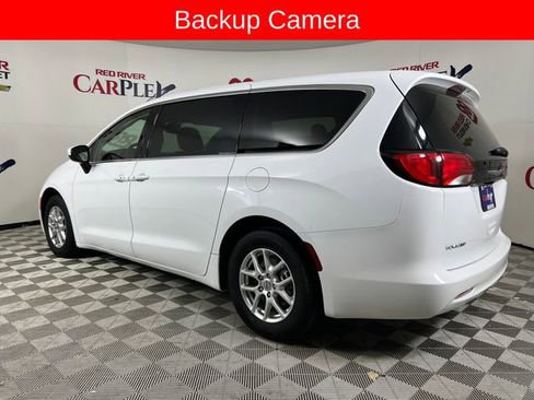 Used 2023 Chrysler Voyager LX image 7
