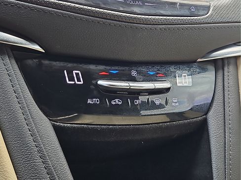 Used 2019 Cadillac XT5 FWD image 16