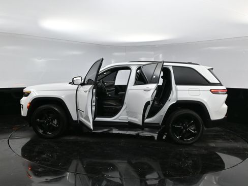 Used 2023 Jeep Grand Cherokee Altitude image 36