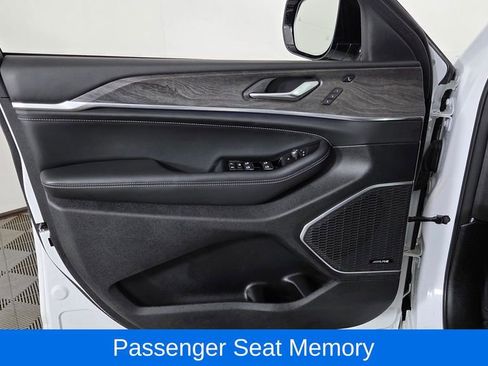 Used 2023 Jeep Grand Cherokee Overland w/ Luxury Tech Group IV image 13