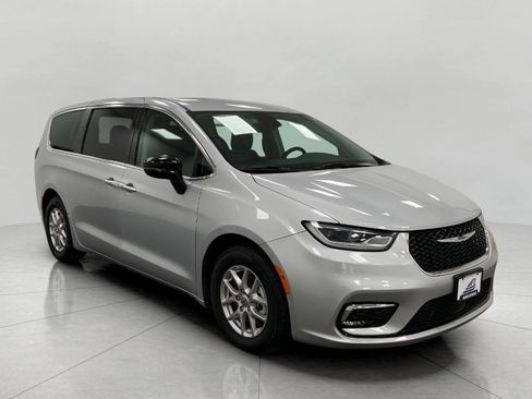 Used 2024 Chrysler Pacifica Touring-L image 1