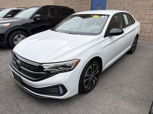 Used 2023 Volkswagen Jetta Sport image 3