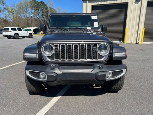 Used 2025 Jeep Wrangler Unlimited Sahara w/ Safety Group AWD/4WD image 3