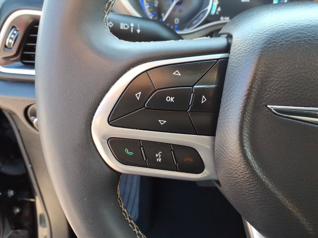 Used 2025 Chrysler Pacifica Select FWD image 24