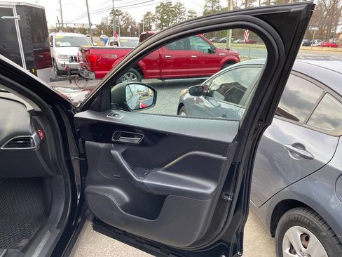 Used 2018 Jaguar F-PACE image 28