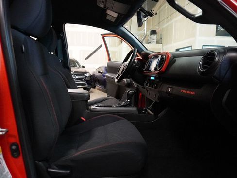 Used 2016 Toyota Tacoma TRD Sport AWD/4WD image 19