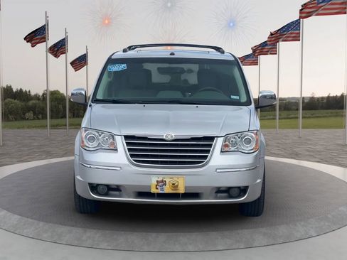 Used 2008 Chrysler Town & Country Limited w/ Entertainment Group #3 FWD image 2