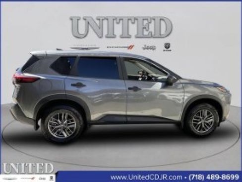 Used 2021 Nissan Rogue S image 2