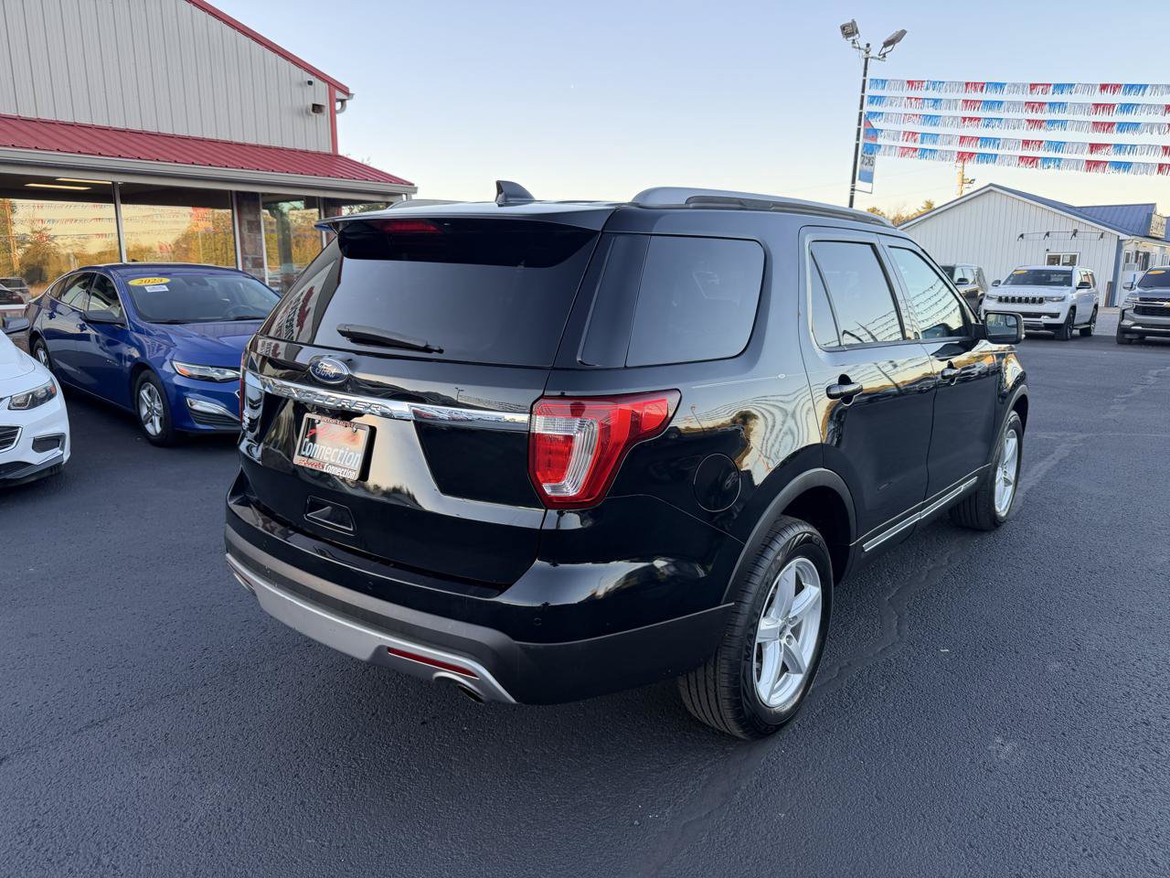 Used 2017 Ford Explorer XLT AWD/4WD image 4