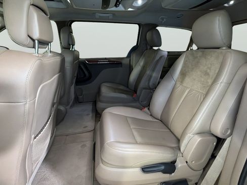 Used 2015 Chrysler Town & Country Limited Platinum FWD image 32