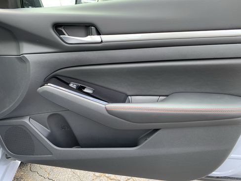 Used 2025 Nissan Altima 2.5 SR FWD image 16