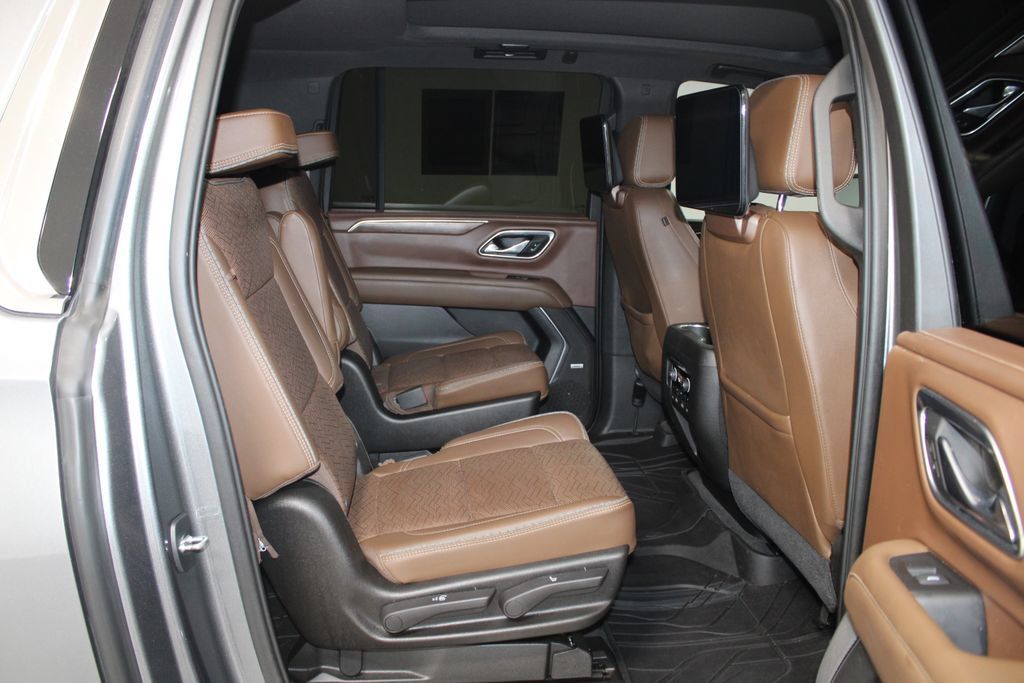 Used 2021 Chevrolet Suburban High Country RWD image 34