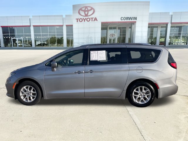 Used 2021 Chrysler Pacifica Touring-L FWD image 2