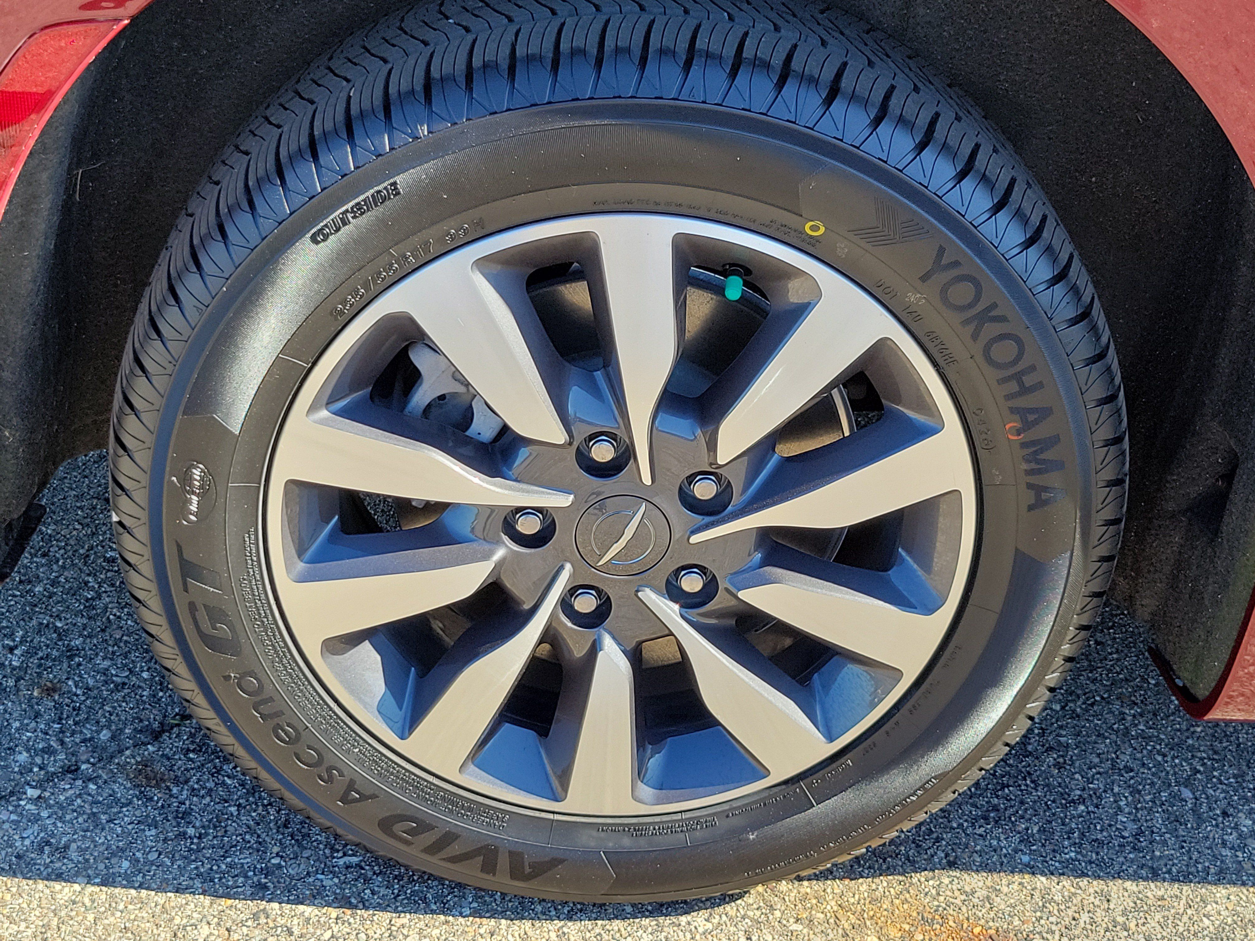 Used 2023 Chrysler Pacifica Touring-L FWD image 5