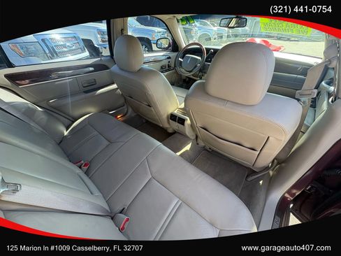 Used 2010 Lincoln Town Car Signature Limited image 30