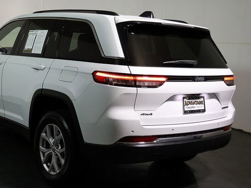 Used 2022 Jeep Grand Cherokee Limited AWD/4WD image 11