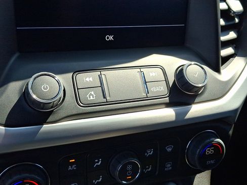 Certified 2023 GMC Acadia SLE w/ Driver Convenience Package image 17