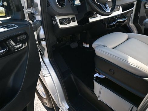 Used 2021 Mercedes-Benz Sprinter 2500 image 7