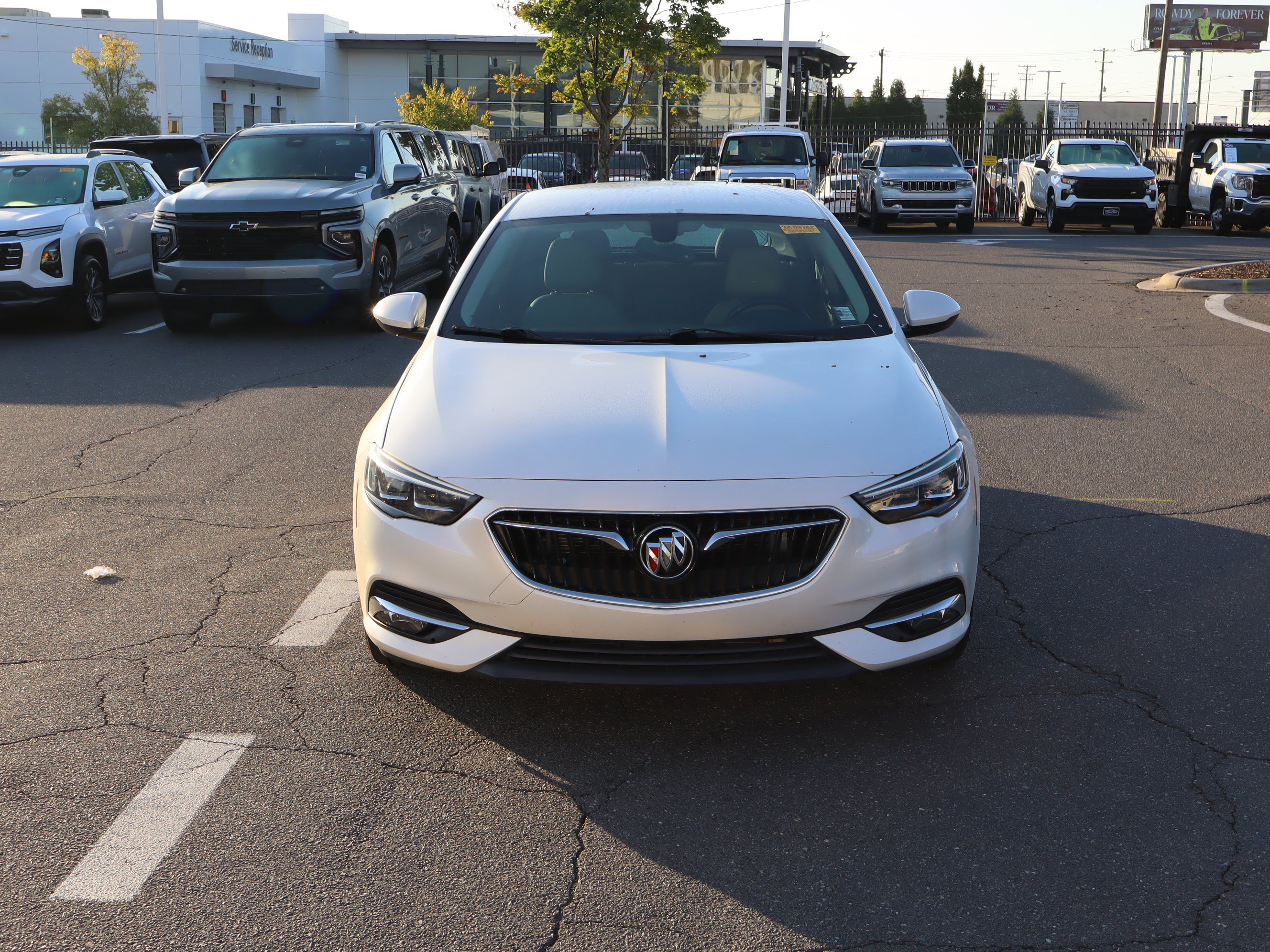 Used 2019 Buick Regal Essence w/ Driver Confidence Package I FWD image 3
