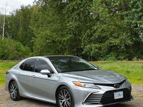 Used 2022 Toyota Camry XLE w/ Navigation Package FWD image 1
