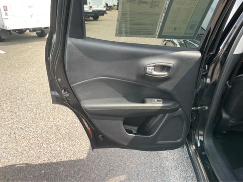Used 2018 Jeep Compass Latitude FWD image 19