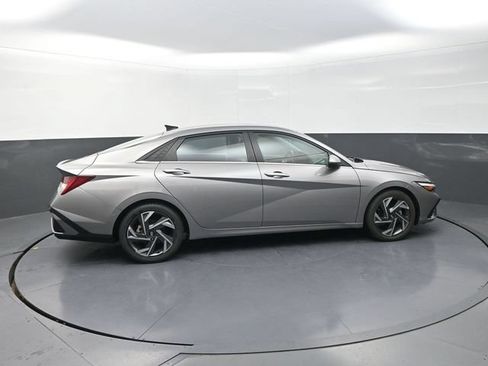 Used 2024 Hyundai Elantra Limited FWD image 9