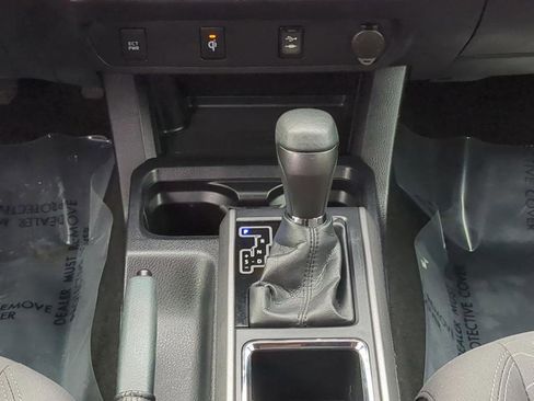 Used 2017 Toyota Tacoma TRD Off-Road w/ Tow Package (A/T) AWD/4WD image 21
