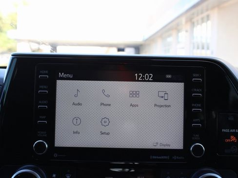 Used 2020 Toyota Highlander LE image 17