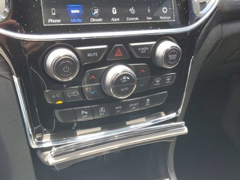 Used 2019 Jeep Grand Cherokee Altitude AWD/4WD image 24
