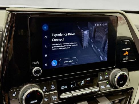 Used 2024 Toyota Highlander XLE image 11