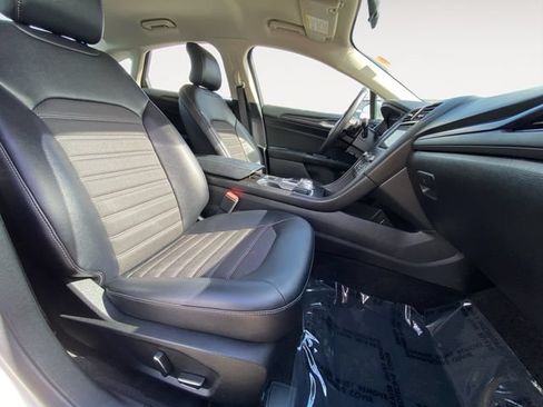 Used 2018 Ford Fusion SE w/ Equipment Group 201A FWD image 15
