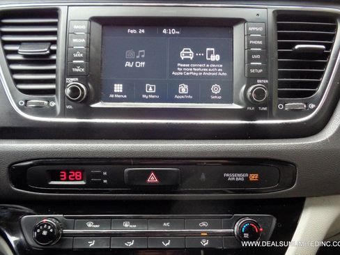 Used 2017 Kia Sedona LX w/ LX Essentials Premium Package image 12