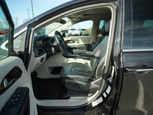 Used 2023 Chrysler Pacifica Limited image 13