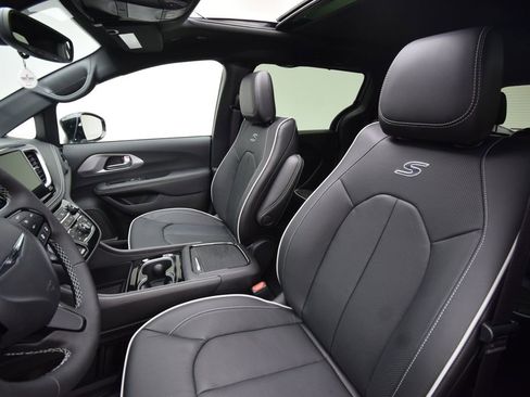 New 2026 Chrysler Pacifica Limited w/ S Appearance Package image 36