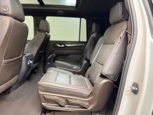 Used 2022 GMC Yukon XL Denali RWD image 16