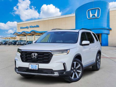 Used 2025 Honda Pilot Touring image 1