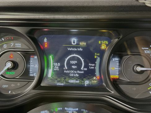 Used 2025 Jeep Wrangler Sahara image 18