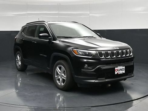 Used 2024 Jeep Compass Latitude AWD/4WD image 5