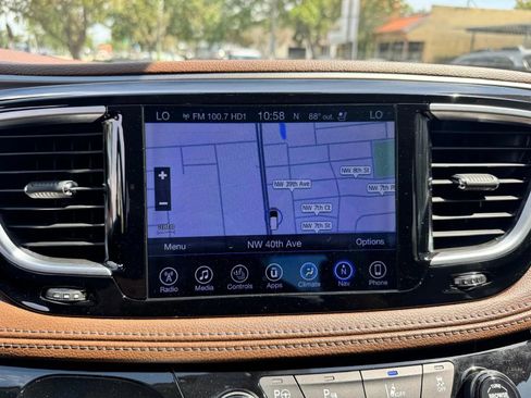 Used 2017 Chrysler Pacifica Limited w/ Advanced Safetytec Group FWD image 24