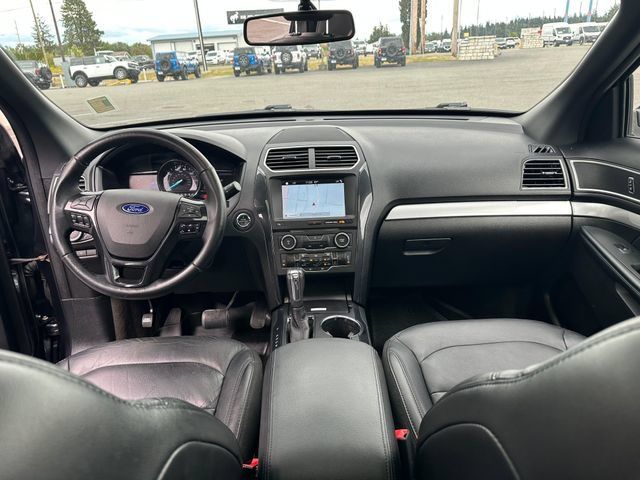 Used 2017 Ford Explorer XLT w/ Equipment Group 202A AWD/4WD image 21