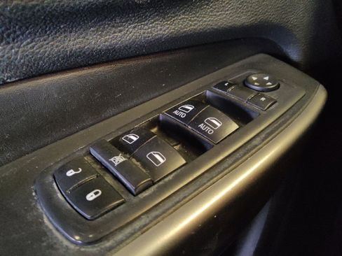 Used 2019 Jeep Cherokee Limited FWD image 27