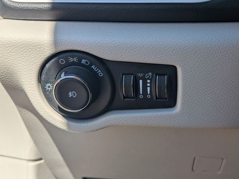 Used 2024 Chrysler Pacifica Touring-L image 29