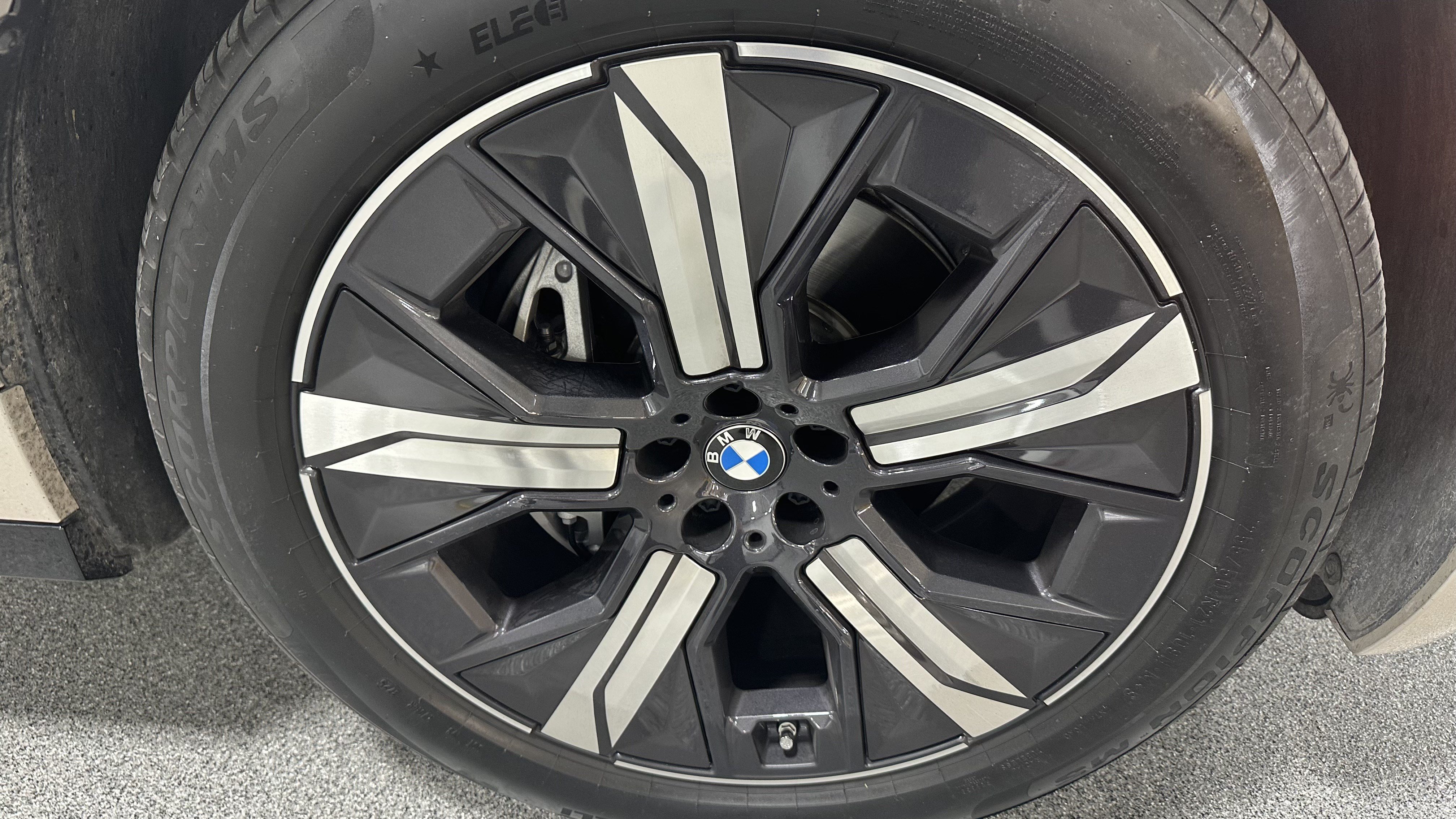 Certified 2026 BMW iX xDrive45 w/ Premium Package AWD/4WD image 15