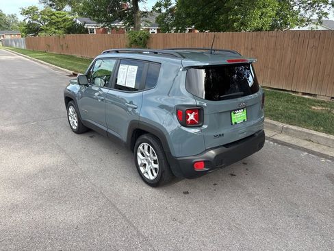 Used 2018 Jeep Renegade Latitude FWD image 3