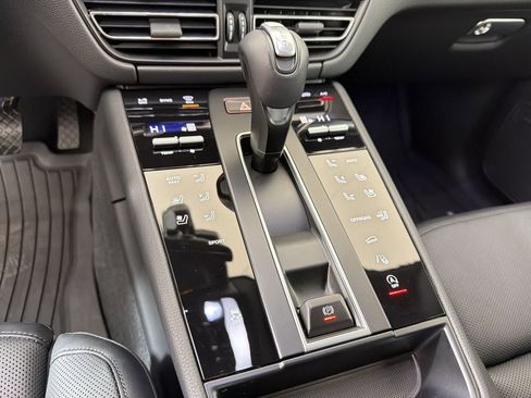 Used 2025 Porsche Macan image 21