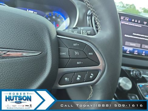 Used 2023 Chrysler Pacifica Touring-L FWD image 14