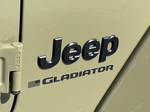 New 2025 Jeep Gladiator Willys image 25